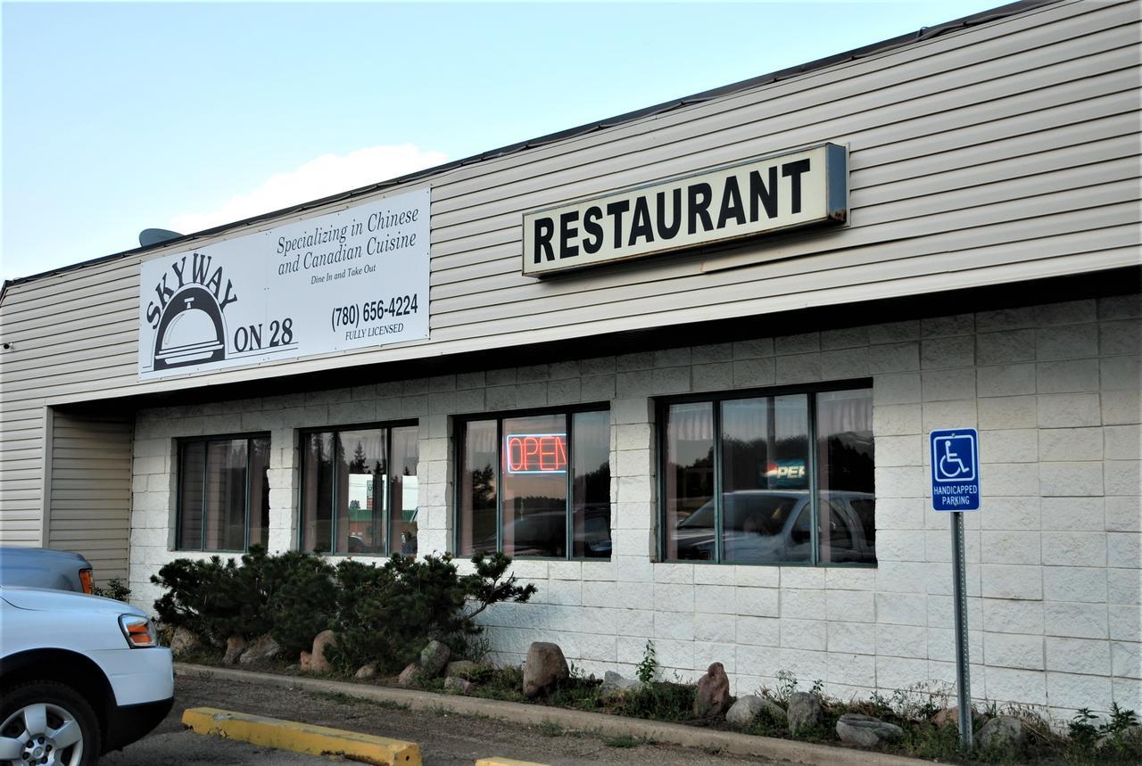 Country Garden Inn & Restaurant Smoky Lake Экстерьер фото